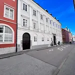 Modern Studio Apartment In The Heart Of Old City